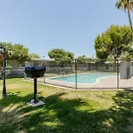 Desert Chic - 2 Bed Condo With Yard