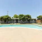 Desert Chic - 2 Bed Condo With Yard