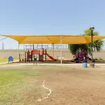 Desert Chic - 2 Bed Condo With Yard