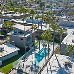 Walkable Ots, Heated Poolside Mid Century Condo