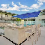 Micro Studio With Balcony & Pool View - Walk To Ot