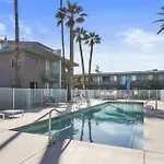 Walkable Ots, Heated Poolside Mid Century Condo