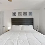 Spacious 1Br Condo W Patio & Close To Old Town