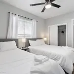 Modern 2B1B Escape In Old Town