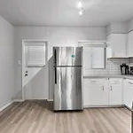 Modern 2B1B Escape In Old Town