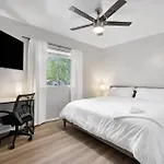 Modern 2B1B Hideaway In Old Town