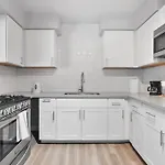 Modern 2B1B Hideaway In Old Town