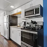 Luxurious 1B1B Hideaway In Old Town