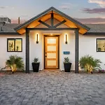 Beautifully Designed Home W Pool For Families And Groups