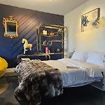 5 Bdr 4 Bth Walk To Old Town 12 Min Airport Pool Table