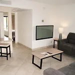 230 Fully Furnished 1Br Suite-Prime Location