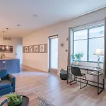 Walk Score 81-Shopping District-King Bed-Parking - G4004