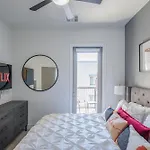 Private Rooftop Terrance-Walk Score 81-Shopping District-King Bed-Parking 4003
