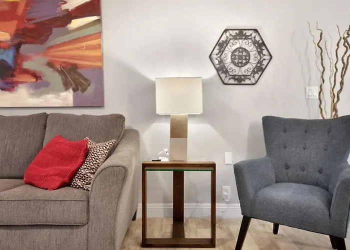Modern Old Town 1 Bedroom Condo