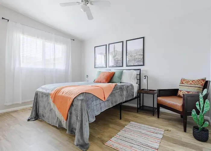 Desert Chic - 2 Bed Condo With Yard