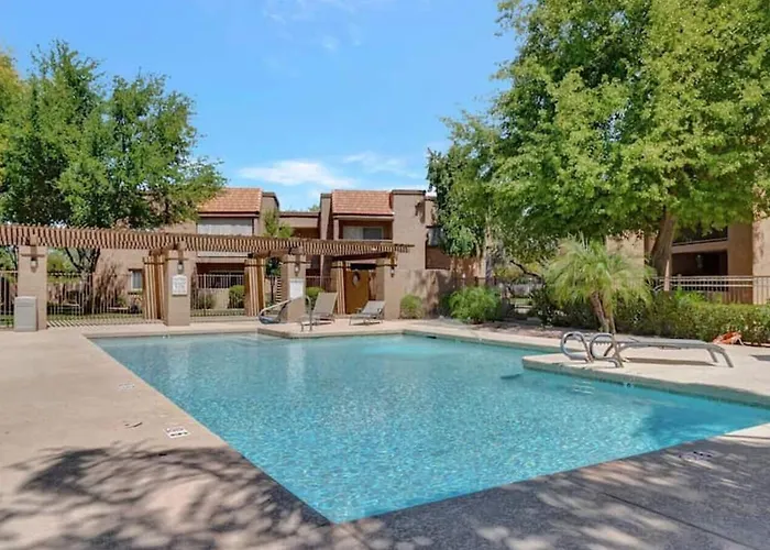 Poolside 2 Bdrm Condo Prime Scottsdale Location