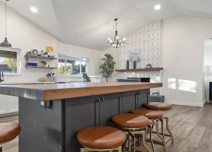 Just Listed Modern Classy 4 Bdrm Heart Of Oldtown