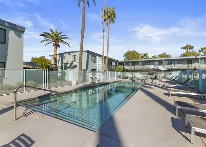 Walkable Ots, Heated Poolside Mid Century Condo
