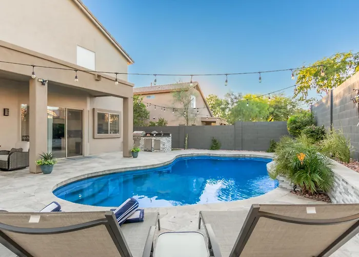 Luxury Homestyle Getaway Wpool, Gym, & Office
