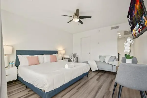 Modern Studio Escape - King Bed, Pool, Parking