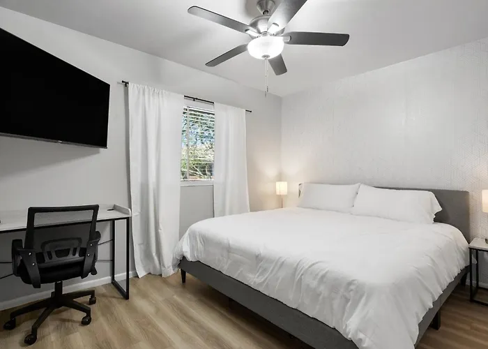 Modern 2B1B Hideaway In Old Town