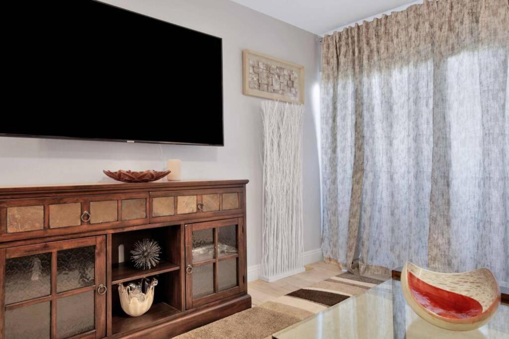 Modern Old Town 1 Bedroom *