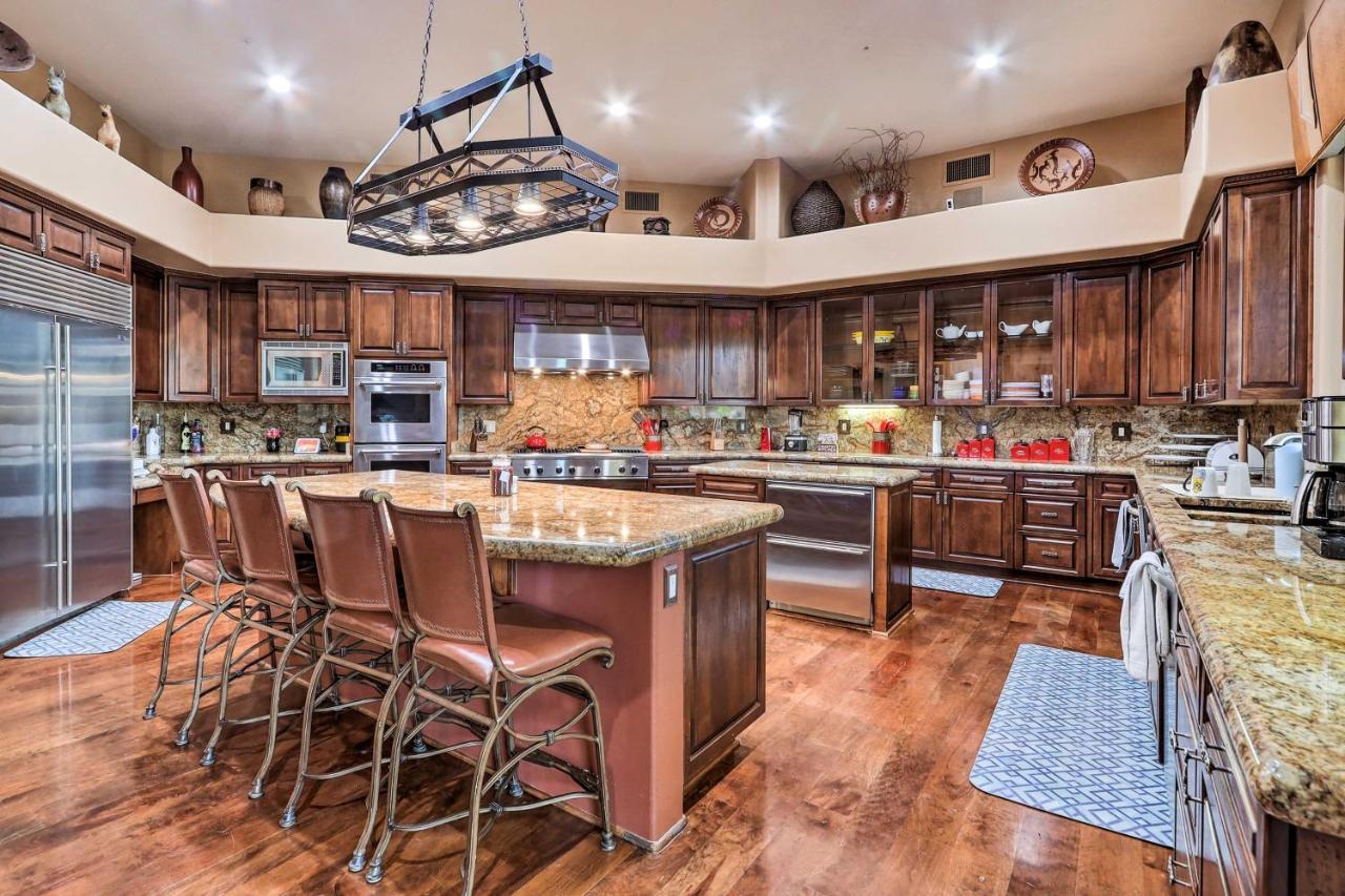 Lavish Estate With Sports Court And Theater! Holiday home
