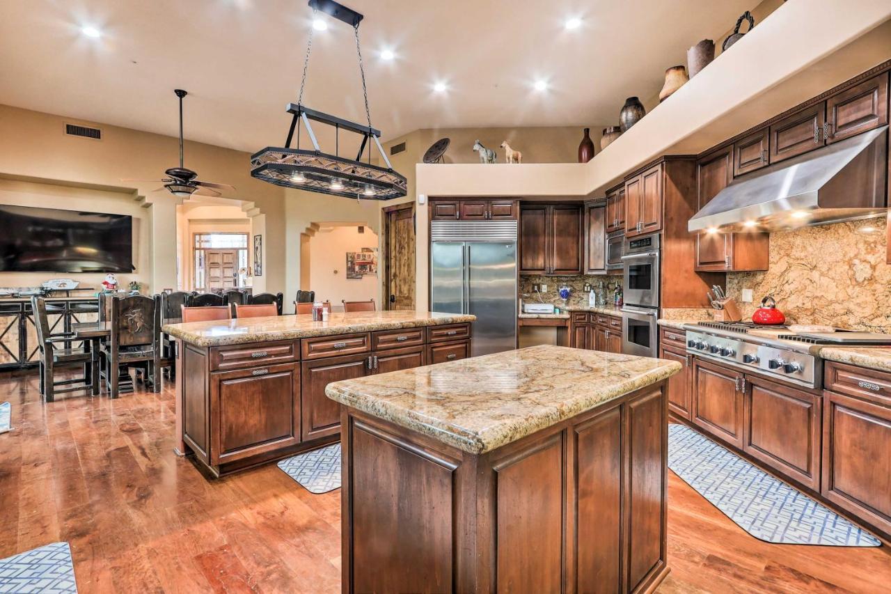 Lavish Estate With Sports Court And Theater! Holiday home *