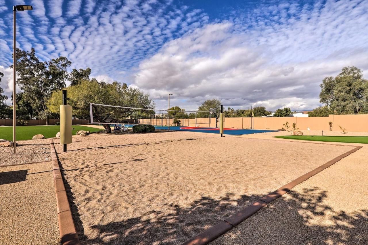 Lavish Estate With Sports Court And Theater! Holiday home