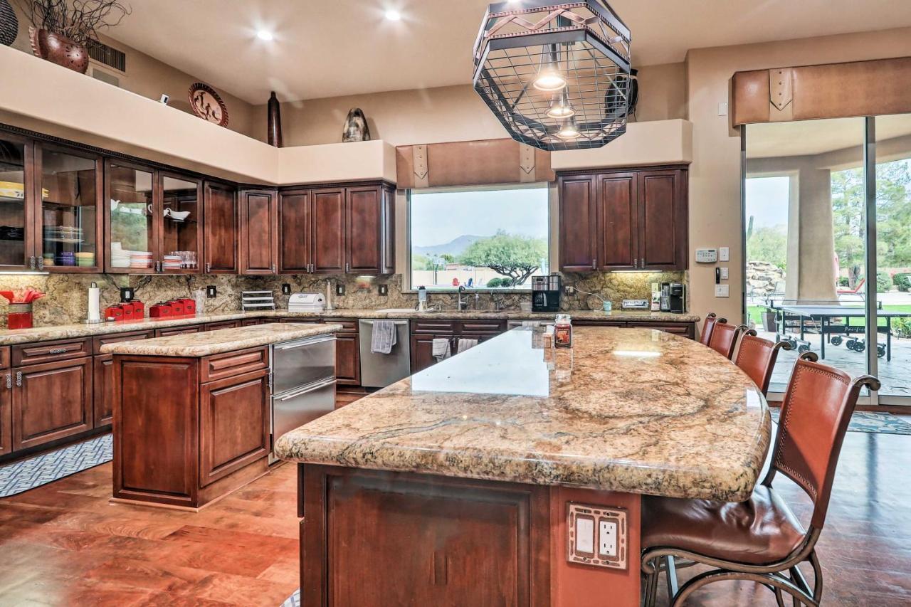 Lavish Estate With Sports Court And Theater! Holiday home