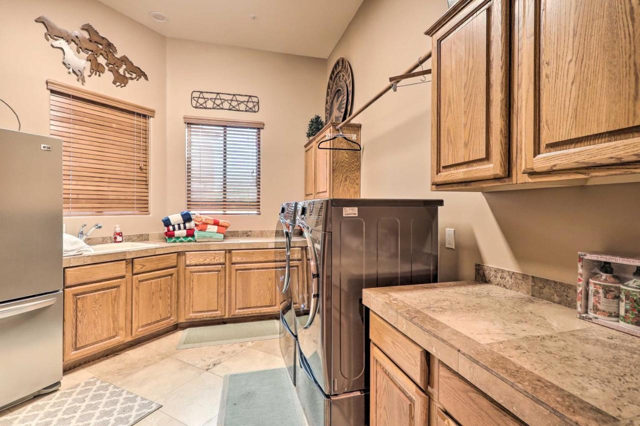 Lavish Estate With Sports Court And Theater! Holiday home