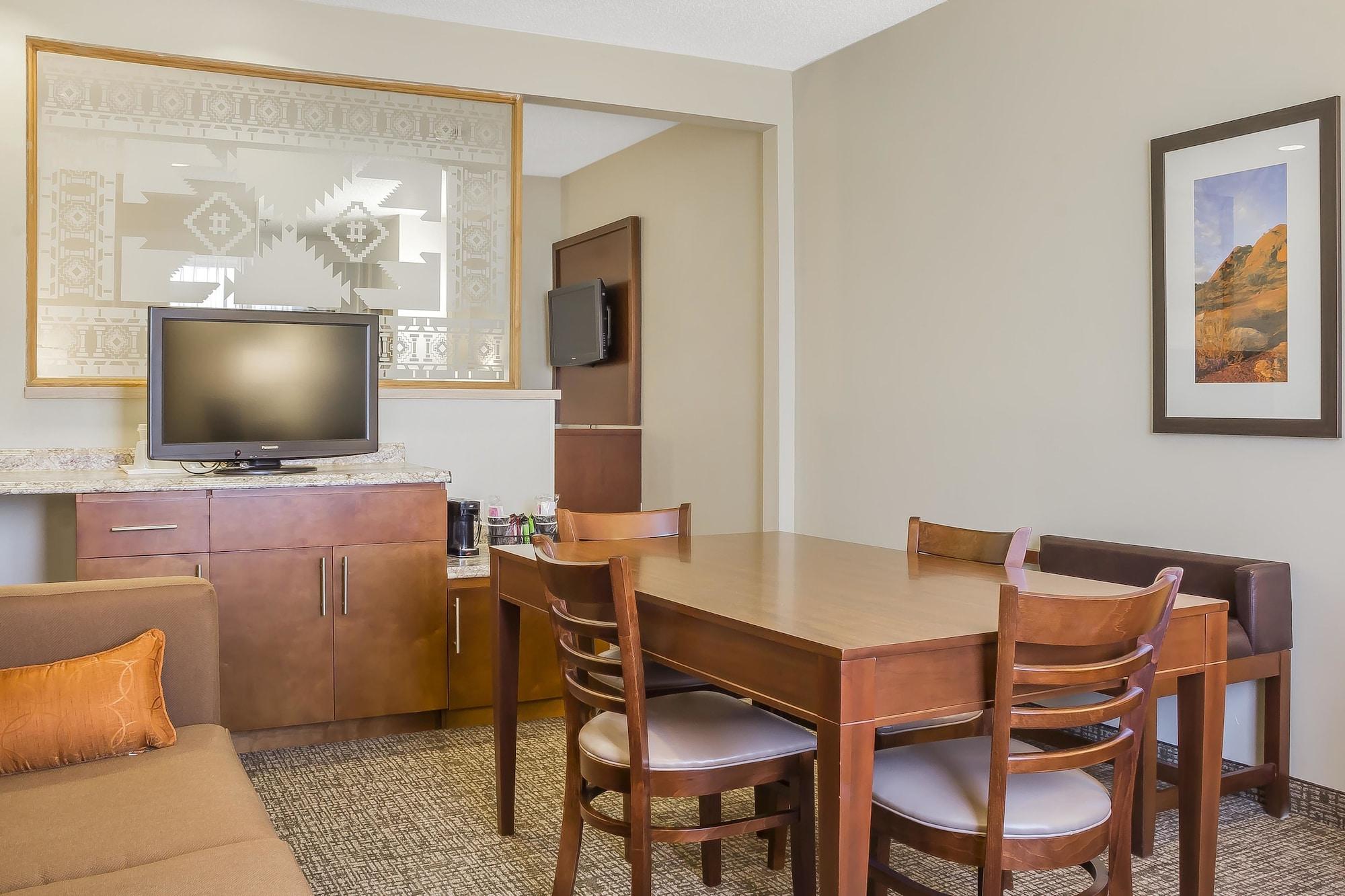 Fairfield By Marriott & Old Town Hotel 2*