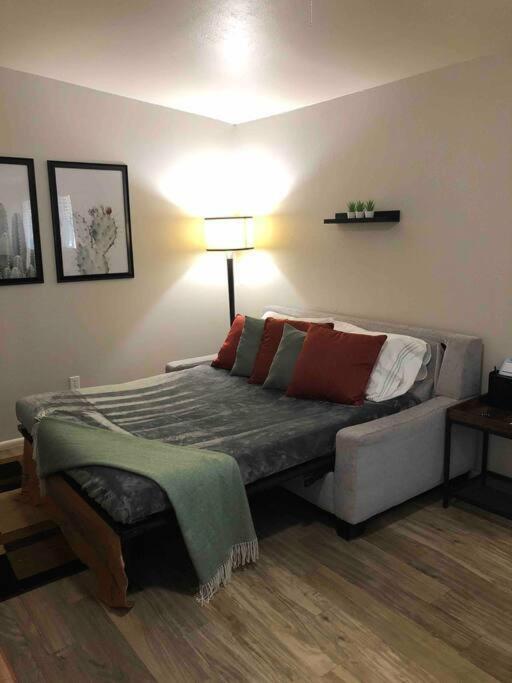 Desert Chic - 2 Bed With Yard Apartment