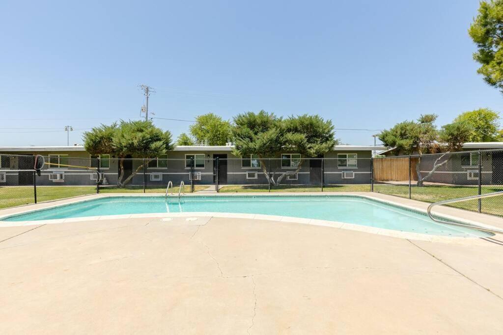 Desert Chic - 2 Bed With Yard Apartment *