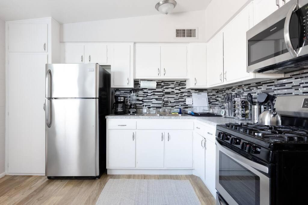 Desert Chic - 2 Bed With Yard Apartment *