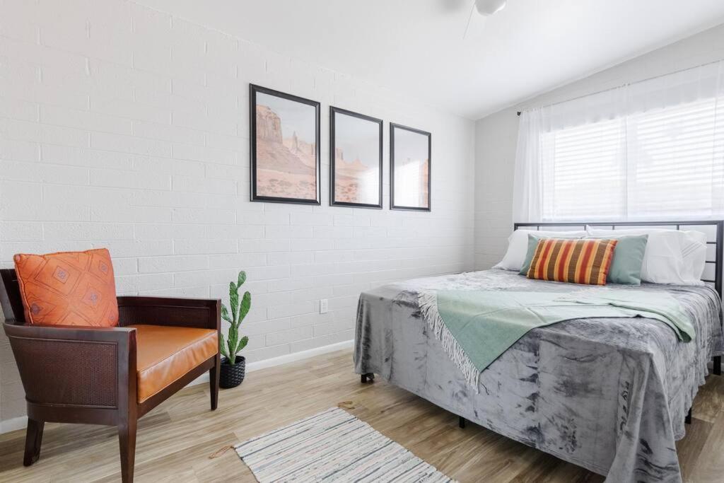 Desert Chic - 2 Bed With Yard Apartment *