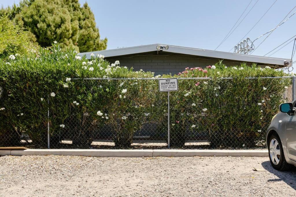 Desert Chic - 2 Bed With Yard
