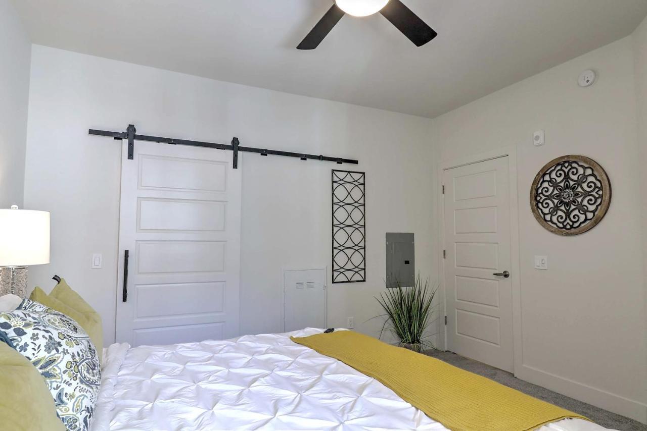 Apartment Walk Score 81-shopping District-king Bed-parking G3047 *