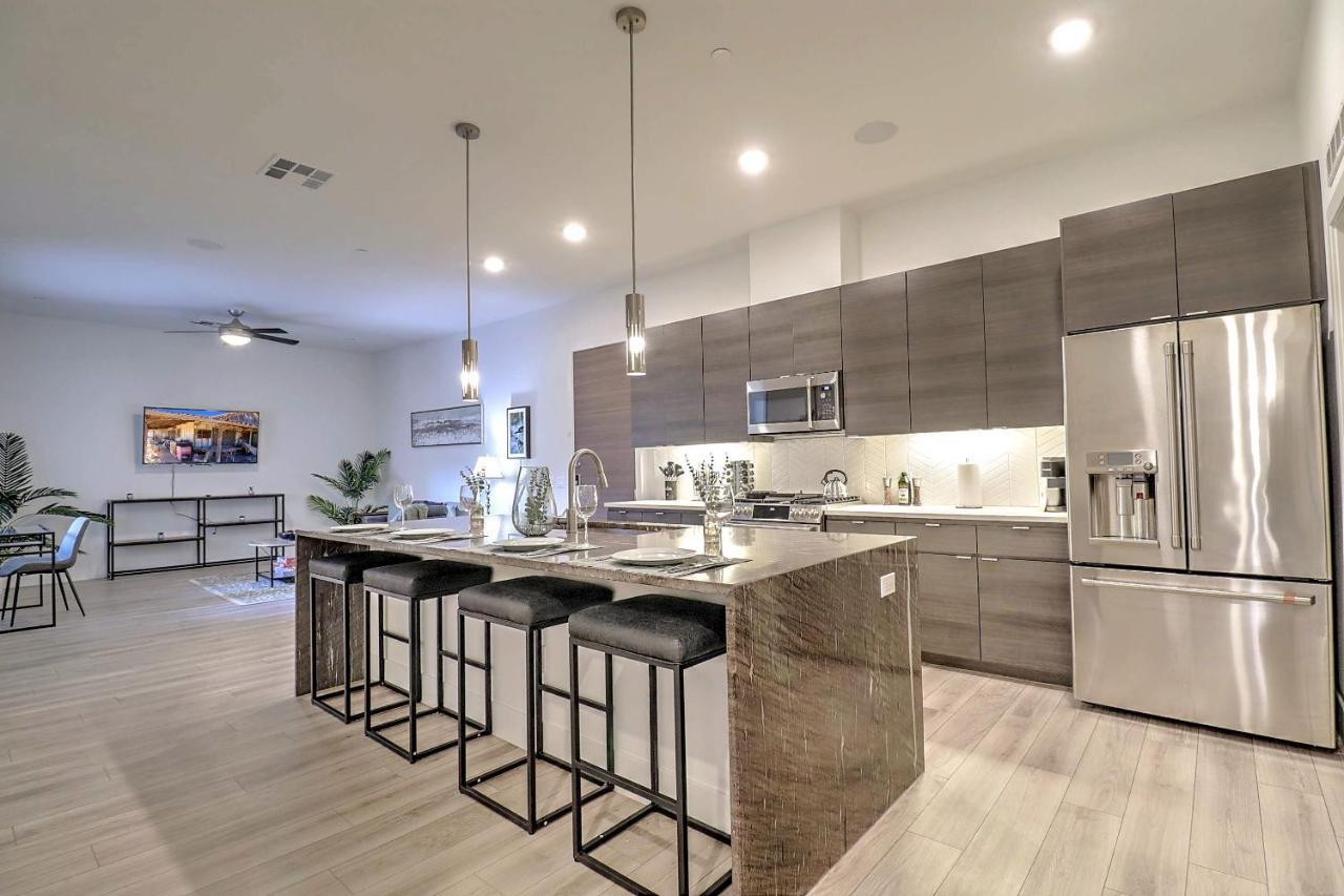 Apartment Walk Score 81-shopping District-king Bed-parking - G4004 *
