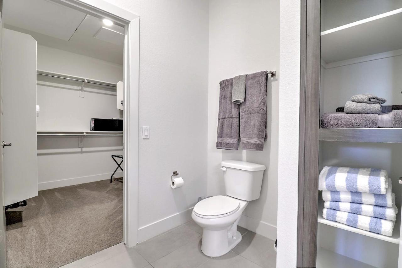 Apartment Walk Score 81-shopping District-king Bed-parking - G4004 *