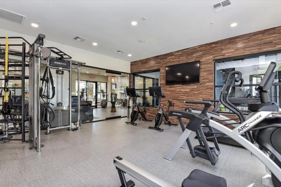 Ascent North Pool Gym Near Mayo And Quarter Apartment