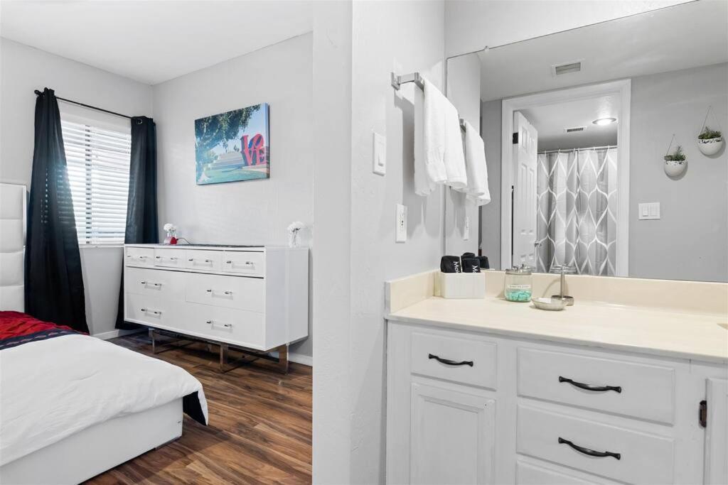 Incredible Location In Old Town 2 King Bds & Patio Apartment *