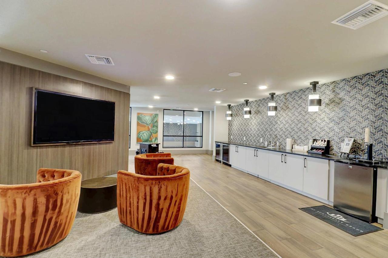 Private Rooftop Terrance-walk Score 81-shopping District-king Bed-parking 4003 Apartment