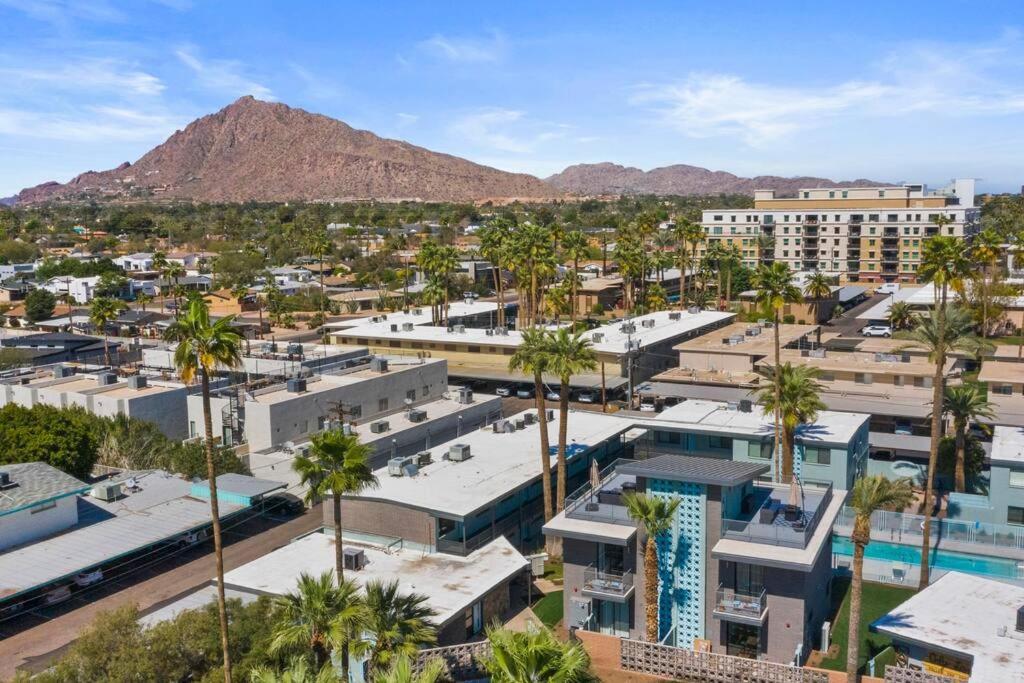 Walkable Ots, Heated Poolside Mid Century Apartment