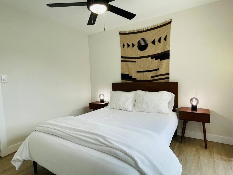 Apartment Walkable Ots, Heated Poolside Mid Century *