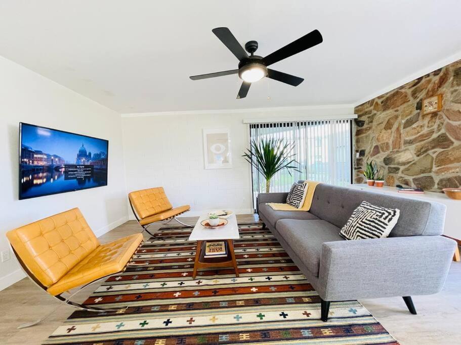 Walkable Ots, Heated Poolside Mid Century