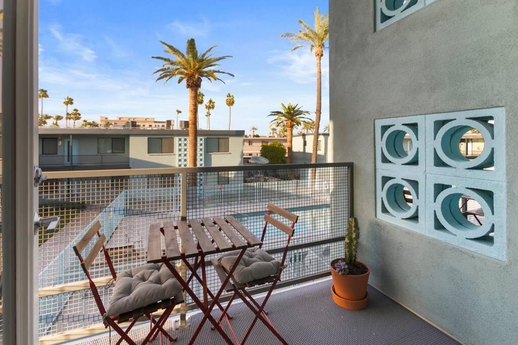 Micro With Balcony & Pool View - Walk To Ot Apartment Scottsdale