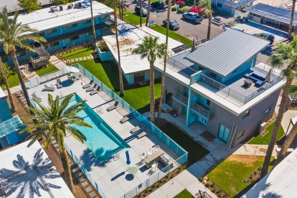 Micro With Balcony & Pool View - Walk To Ot *