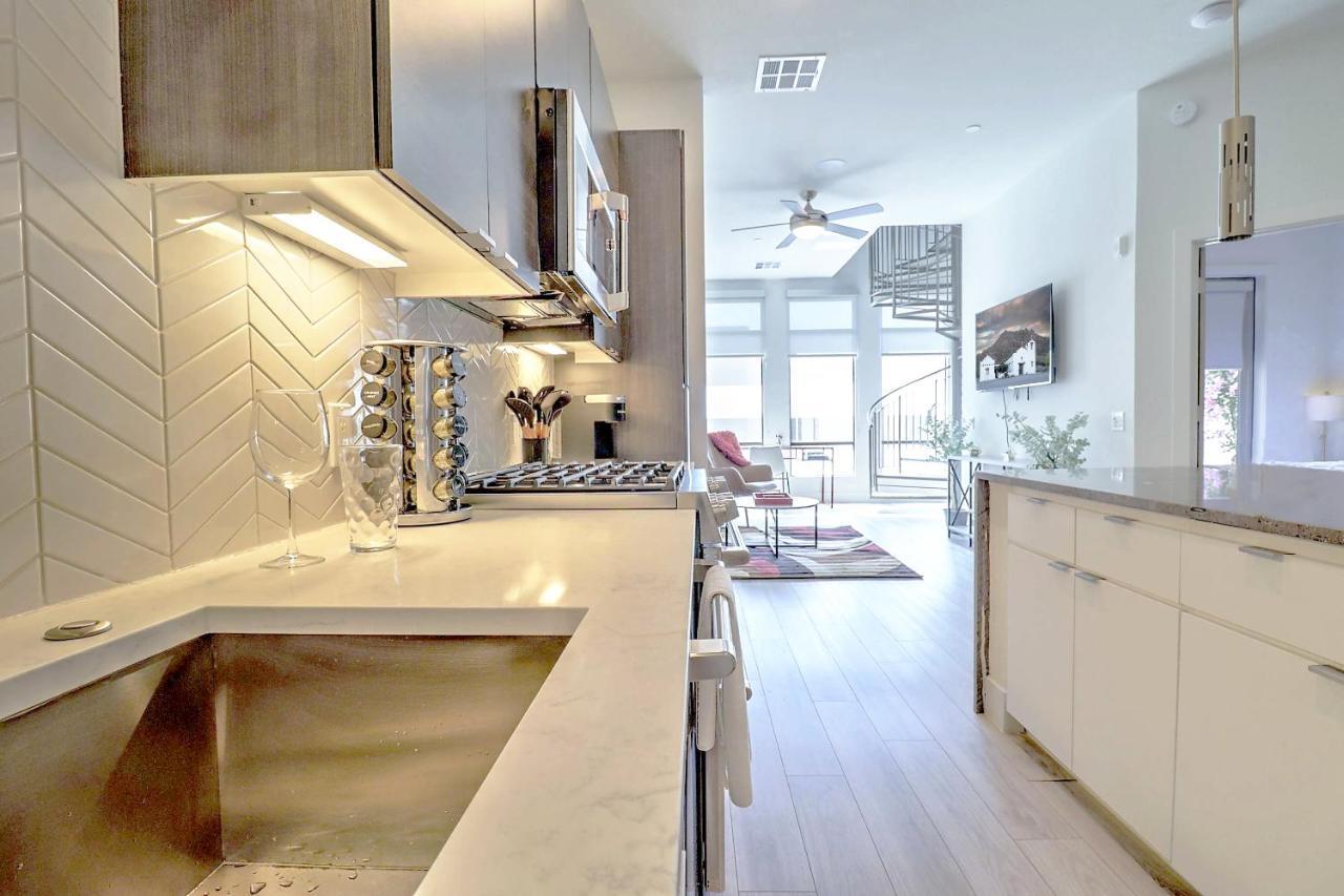 Private Rooftop Terrance-walk Score 81-shopping District-king Bed-parking 4003 Apartment
