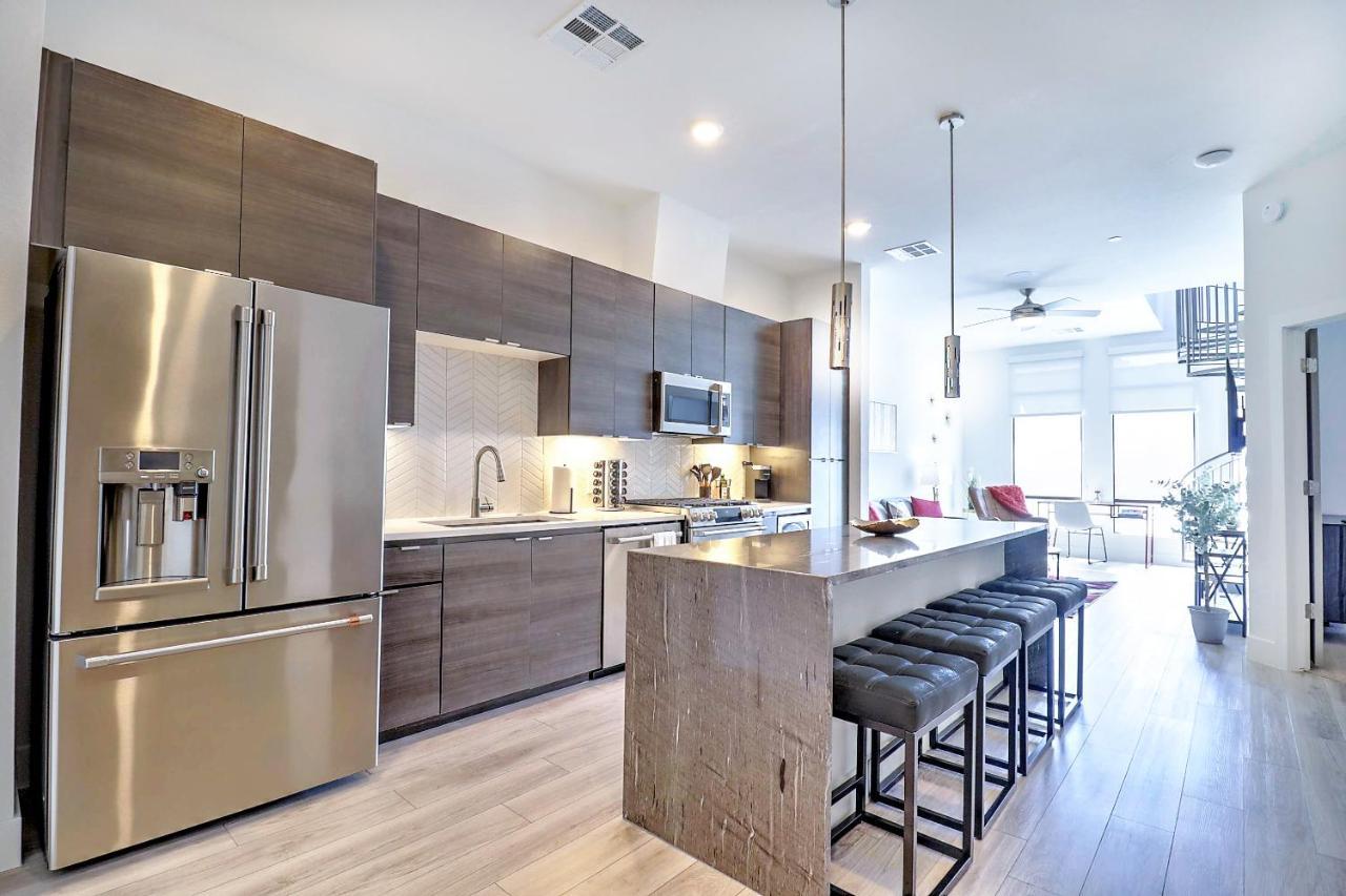 Apartment Private Rooftop Terrance-walk Score 81-shopping District-king Bed-parking 4003